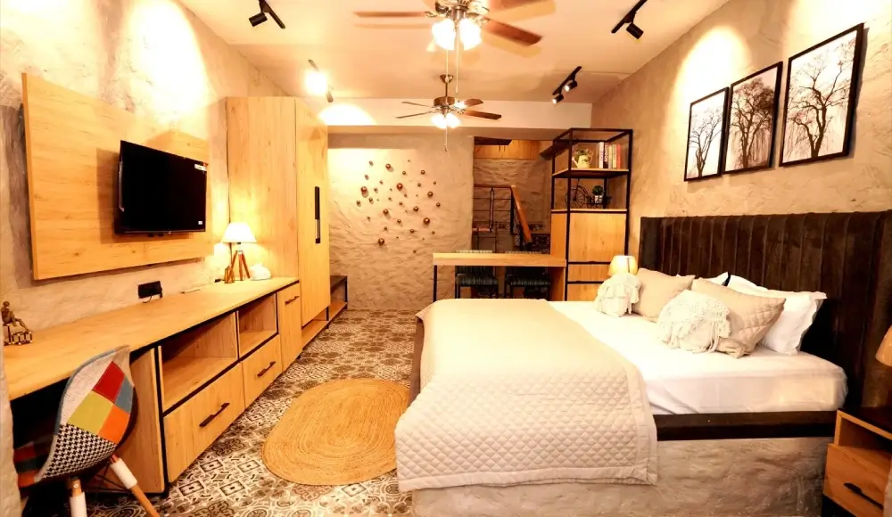 Spatii By The Ganges