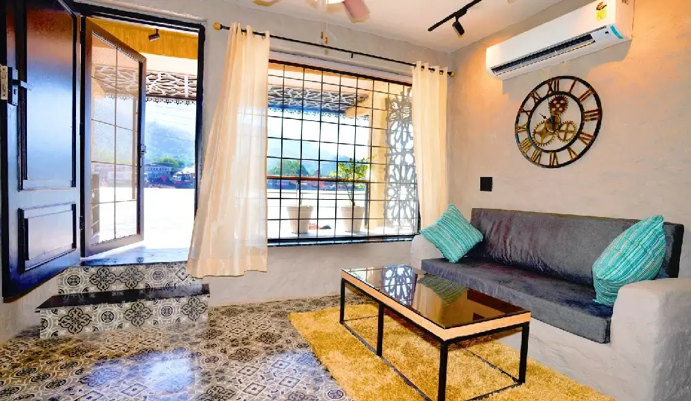 Spatii By The Ganges