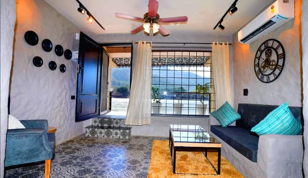 Spatii By The Ganges